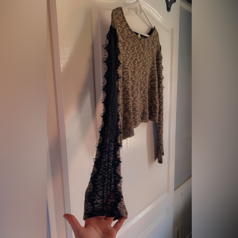 Women's Black and Tan Sweater - Picture 2 of 3